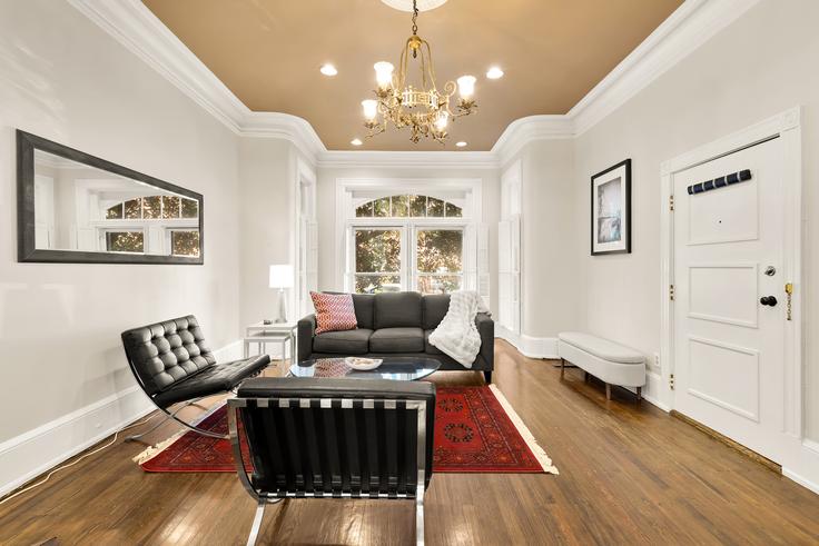 Salle de séjour élégante avec mobilier moderne dans un appartement à Building R Street Northwest - stayattache - 1049264 à Washington, Washington