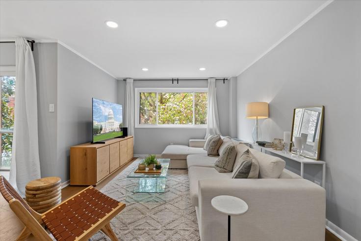 Washington, Washington에 위치한 Building MacArthur Boulevard Northwest - stayattache - 1539664 유닛의 세련된 인테리어가 돋보이는 거실 Washington, Washington에 위치한 Building MacArthur Boulevard Northwest - stayattache - 1539664 유닛의 세련된 인테리어가 돋보이는 거실