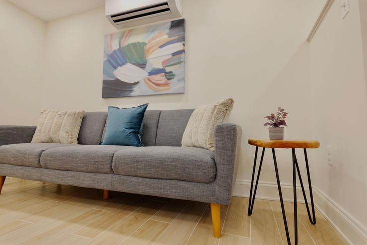 Elegant gestaltetes Wohnzimmer mit moderner Einrichtung in einer Wohnung im Building South Carolina Avenue Southeast - stayattache - 1094240 in Washington, Washington