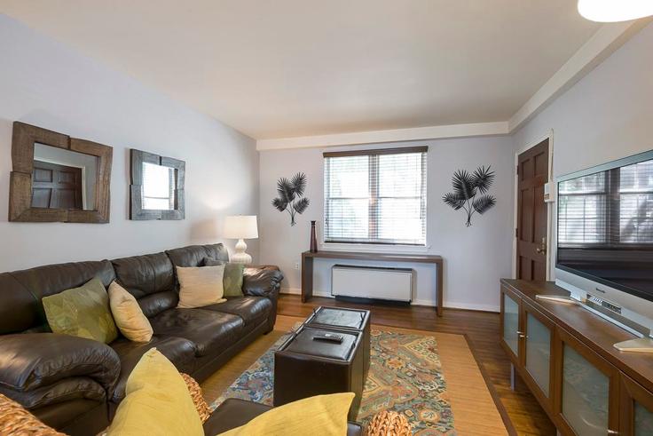 Elegante sala de estar con mobiliario moderno en un apartamento en Building Ashby Street - stayattache - 425 en Alexandria, Alexandria