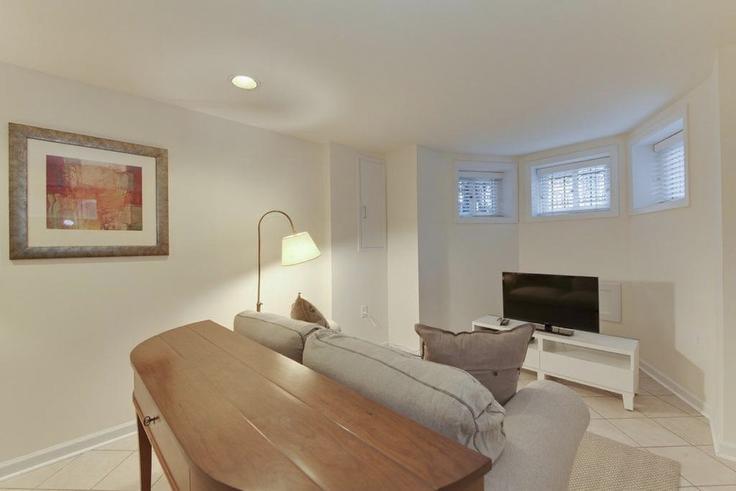 Salle de séjour élégante avec mobilier moderne dans un appartement à Building S Street Northwest - stayattache - 682 à Washington, Washington Salle de séjour élégante avec mobilier moderne dans un appartement à Building S Street Northwest - stayattache - 682 à Washington, Washington