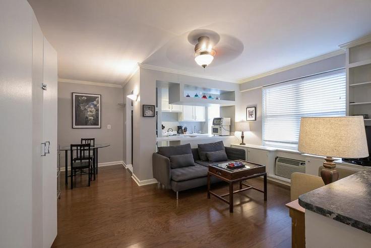 Salle de séjour élégante avec mobilier moderne dans un appartement à Building N Street Northwest - stayattache - 378 à Washington, Washington Salle de séjour élégante avec mobilier moderne dans un appartement à Building N Street Northwest - stayattache - 378 à Washington, Washington