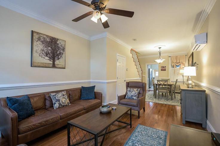 Elegant gestaltetes Wohnzimmer mit moderner Einrichtung in einer Wohnung im Building Massachusetts Avenue Northeast - stayattache - 412 in Washington, Washington Elegant gestaltetes Wohnzimmer mit moderner Einrichtung in einer Wohnung im Building Massachusetts Avenue Northeast - stayattache - 412 in Washington, Washington