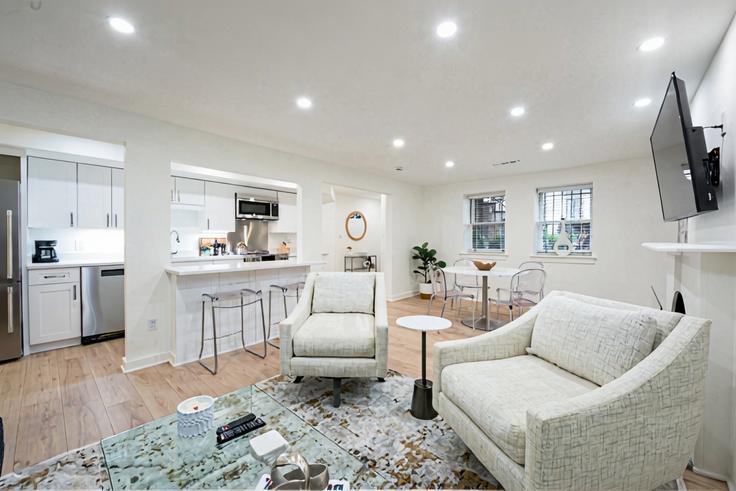 Washington WashingtonのBuilding Corcoran Street Northwest - stayattache - 1014659のアパートメントにある、モダンな家具を備えたエレガントなデザインのリビングルーム Washington WashingtonのBuilding Corcoran Street Northwest - stayattache - 1014659のアパートメントにある、モダンな家具を備えたエレガントなデザインのリビングルーム