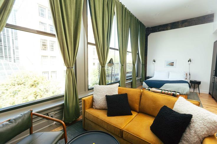 Salle de séjour élégante avec mobilier moderne dans un appartement à Building 3rd Avenue North - staybham - 1352420 à Birmingham, Birmingham