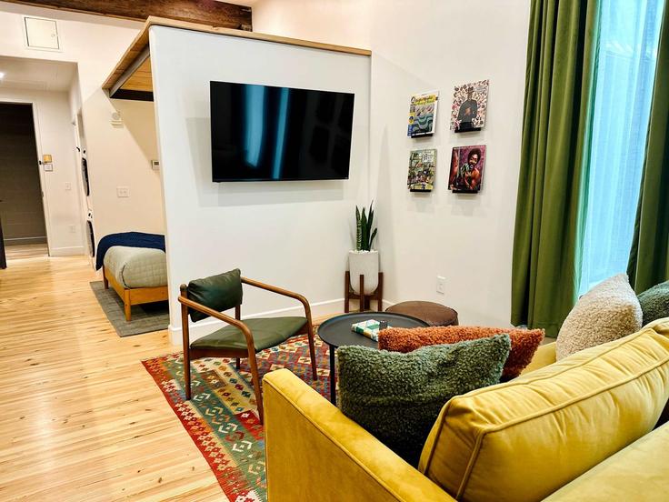 Building 3rd Avenue North - staybham - 1352418 adresindeki bir dairede modern mobilyalarla zarif bir şekilde tasarlanmış oturma odası Birmingham, Birmingham