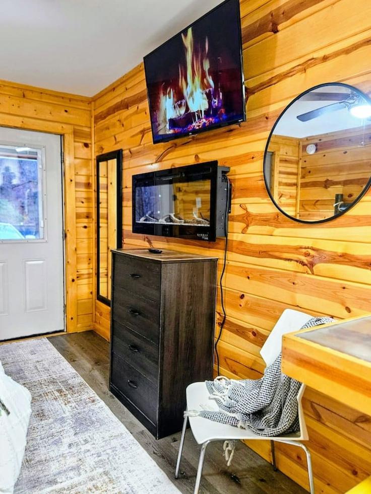 Sala de estar elegantemente projetada com móveis modernos em um apartamento no Building Ridge Road - staybnbco - 1699786 em Pigeon Forge, Pigeon Forge Sala de estar elegantemente projetada com móveis modernos em um apartamento no Building Ridge Road - staybnbco - 1699786 em Pigeon Forge, Pigeon Forge