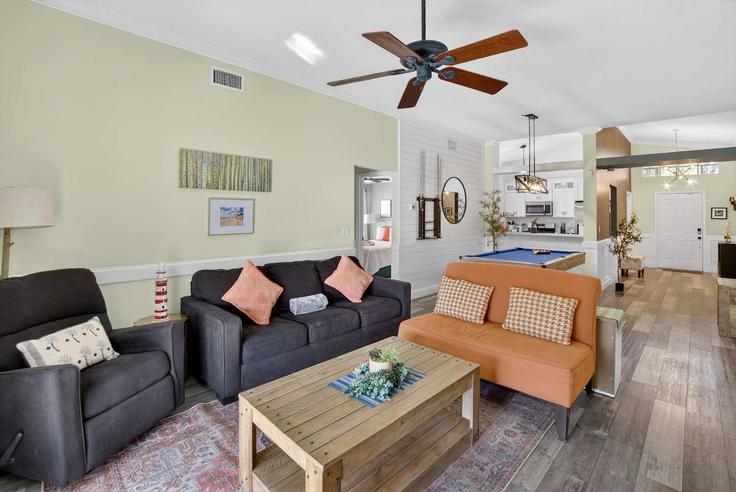 Elegant gestaltetes Wohnzimmer mit moderner Einrichtung in einer Wohnung im Building Wrangler Drive - stayc2c - 1406356 in Brandon, Brandon Elegant gestaltetes Wohnzimmer mit moderner Einrichtung in einer Wohnung im Building Wrangler Drive - stayc2c - 1406356 in Brandon, Brandon