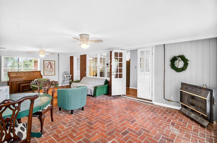 Elegant gestaltetes Wohnzimmer mit moderner Einrichtung in einer Wohnung im Building Richardson Road - stayc2c - 1643077 in Montgomery, Montgomery Elegant gestaltetes Wohnzimmer mit moderner Einrichtung in einer Wohnung im Building Richardson Road - stayc2c - 1643077 in Montgomery, Montgomery