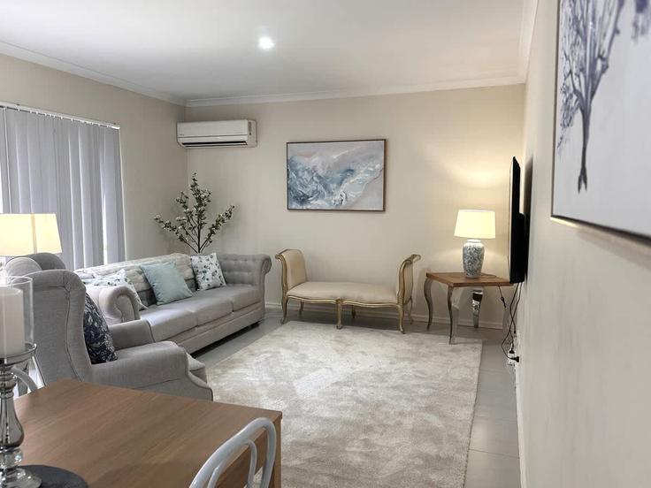 Building Osborne Street - staycay-pty-ltd - 1603832 adresindeki bir dairede modern mobilyalarla zarif bir şekilde tasarlanmış oturma odası Joondanna, Perth Building Osborne Street - staycay-pty-ltd - 1603832 adresindeki bir dairede modern mobilyalarla zarif bir şekilde tasarlanmış oturma odası Joondanna, Perth