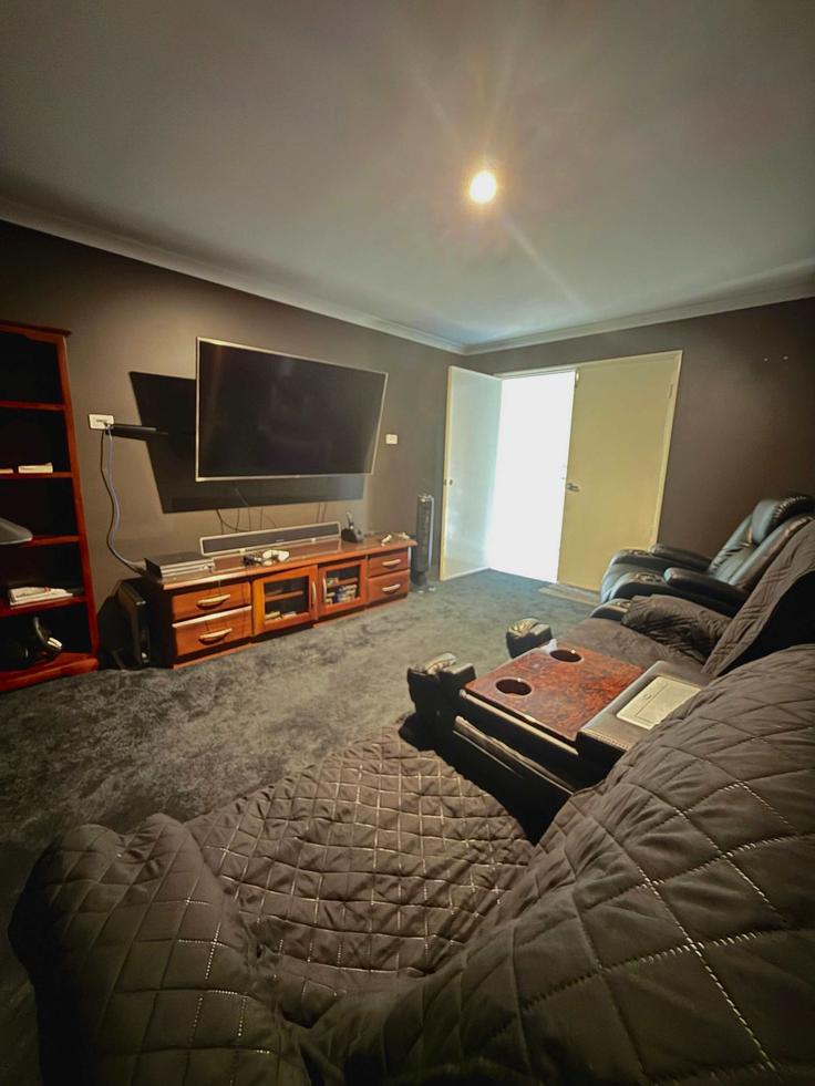 Building Lavinia Crescent - staycay-pty-ltd - 1603834 adresindeki bir dairede modern mobilyalarla zarif bir şekilde tasarlanmış oturma odası Secret Harbour, Perth Building Lavinia Crescent - staycay-pty-ltd - 1603834 adresindeki bir dairede modern mobilyalarla zarif bir şekilde tasarlanmış oturma odası Secret Harbour, Perth