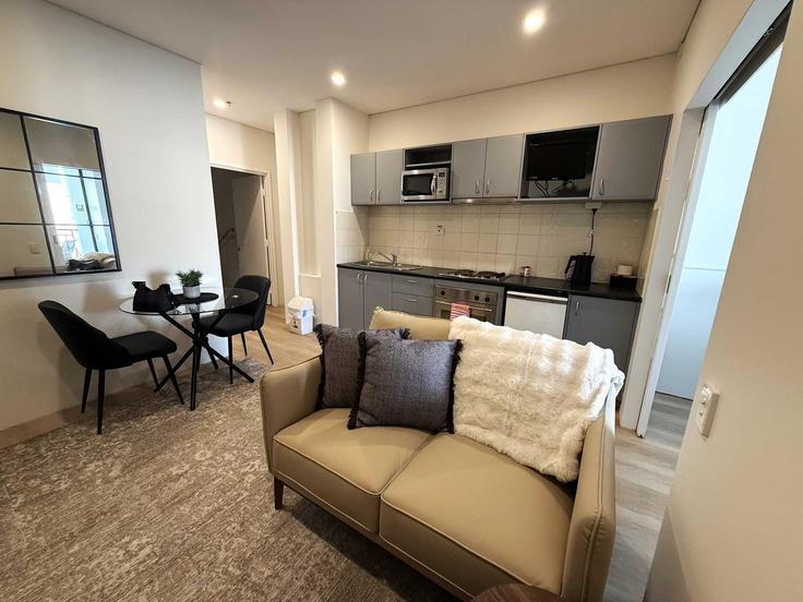 Elegante sala de estar con mobiliario moderno en un apartamento en Building Victoria Avenue - staycay-pty-ltd - 1603868 en Perth, Perth Elegante sala de estar con mobiliario moderno en un apartamento en Building Victoria Avenue - staycay-pty-ltd - 1603868 en Perth, Perth