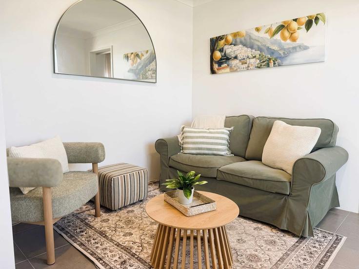 Salle de séjour élégante avec mobilier moderne dans un appartement à Building Entrance Road - staycay-pty-ltd - 1639969 à Coogee, Perth Salle de séjour élégante avec mobilier moderne dans un appartement à Building Entrance Road - staycay-pty-ltd - 1639969 à Coogee, Perth