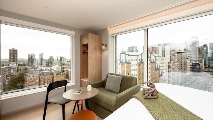 Elegant gestaltetes Wohnzimmer mit moderner Einrichtung in einer Wohnung im Building Commercial Road - staycity-group-1 - 1564129 in London Borough of Tower Hamlets, London