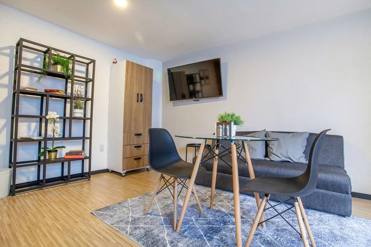 Elegante sala de estar con mobiliario moderno en un apartamento en Building Córdoba - stayd-properties - 1580172 en Mexico City, Mexico City Elegante sala de estar con mobiliario moderno en un apartamento en Building Córdoba - stayd-properties - 1580172 en Mexico City, Mexico City