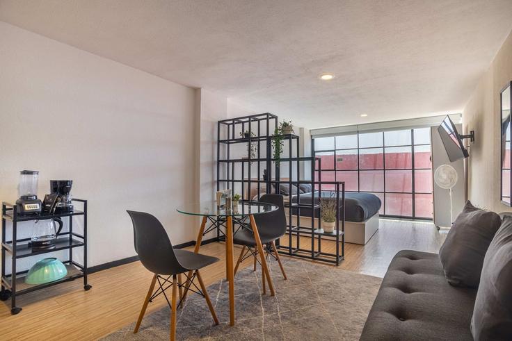 Mexico City, Mexico City에 위치한 Building Córdoba - stayd-properties - 1580017 유닛의 세련된 인테리어가 돋보이는 거실 Mexico City, Mexico City에 위치한 Building Córdoba - stayd-properties - 1580017 유닛의 세련된 인테리어가 돋보이는 거실
