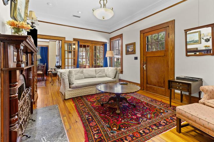 Gainesville GainesvilleのBuilding Northeast 4 Street - staygainesvillefl - 1359131のアパートメントにある、モダンな家具を備えたエレガントなデザインのリビングルーム