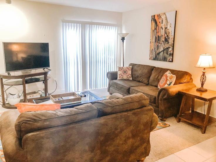 Gainesville, Gainesville에 위치한 Building Southwest 16th Court - staygainesvillefl - 1359093 아파트의 세련된 인테리어가 돋보이는 거실 Gainesville, Gainesville에 위치한 Building Southwest 16th Court - staygainesvillefl - 1359093 아파트의 세련된 인테리어가 돋보이는 거실