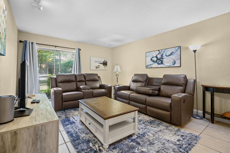 Gainesville, Gainesville에 위치한 Building Southwest 16th Court - staygainesvillefl - 1359132 아파트의 세련된 인테리어가 돋보이는 거실