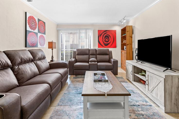 Gainesville, Gainesville에 위치한 Building Southwest 16th Court - staygainesvillefl - 1359133 아파트의 세련된 인테리어가 돋보이는 거실