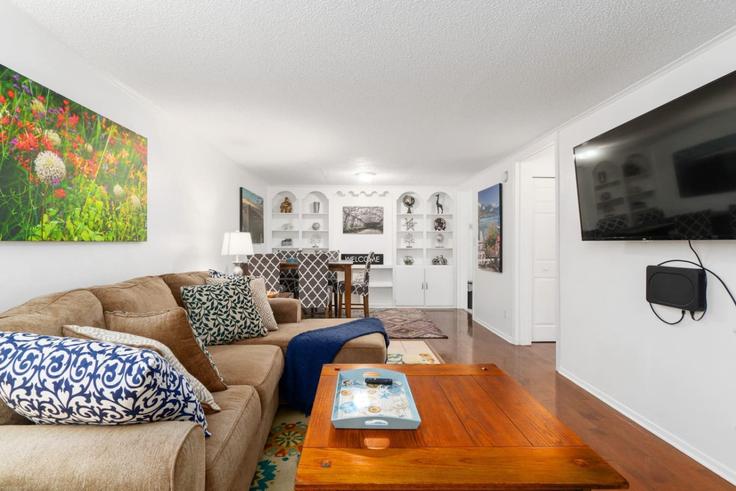 Gainesville, Gainesville에 위치한 Building Southwest 14th Drive - staygainesvillefl - 1359099 아파트의 세련된 인테리어가 돋보이는 거실 Gainesville, Gainesville에 위치한 Building Southwest 14th Drive - staygainesvillefl - 1359099 아파트의 세련된 인테리어가 돋보이는 거실