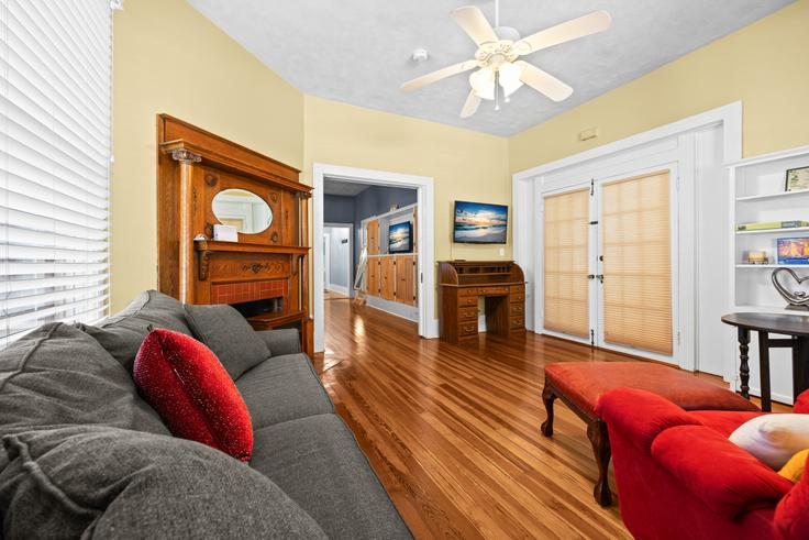 Elegante sala de estar con mobiliario moderno en un apartamento en Building Southeast 7th Street - staygainesvillefl - 1359135 en Gainesville, Gainesville