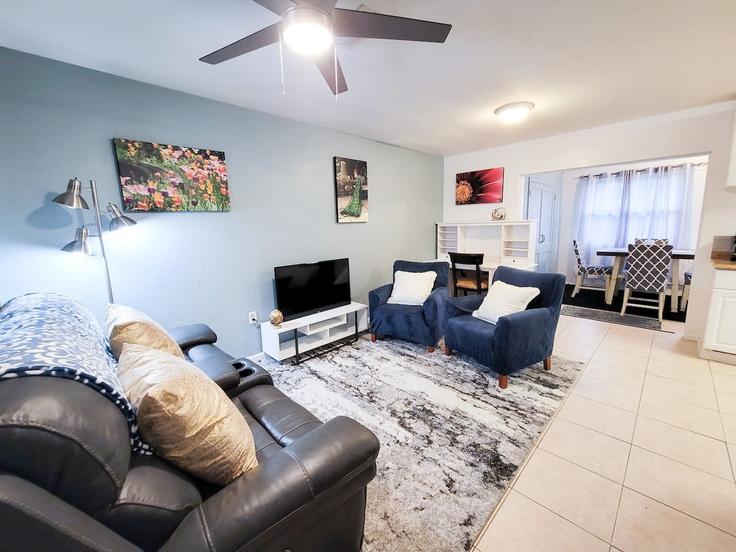 Gainesville, Gainesville에 위치한 Building Southeast 4th Avenue - staygainesvillefl - 1359108 아파트의 세련된 인테리어가 돋보이는 거실