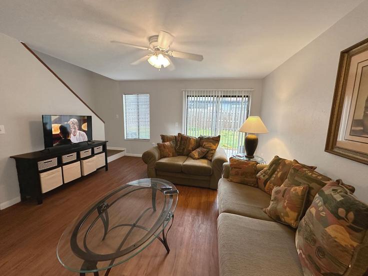 Gainesville, Gainesville에 위치한 Building Southwest 43rd Street - staygainesvillefl - 1359101 아파트의 세련된 인테리어가 돋보이는 거실