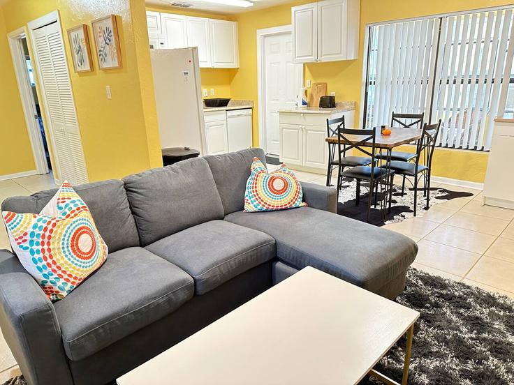 Gainesville, Gainesville에 위치한 Building Southeast 4th Avenue - staygainesvillefl - 1359109 아파트의 세련된 인테리어가 돋보이는 거실