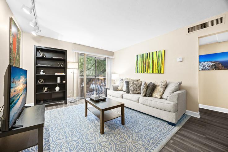 Building Southwest 16th Court - staygainesvillefl - 1359114 adresindeki bir dairede modern mobilyalarla zarif bir şekilde tasarlanmış oturma odası Gainesville, Gainesville Building Southwest 16th Court - staygainesvillefl - 1359114 adresindeki bir dairede modern mobilyalarla zarif bir şekilde tasarlanmış oturma odası Gainesville, Gainesville