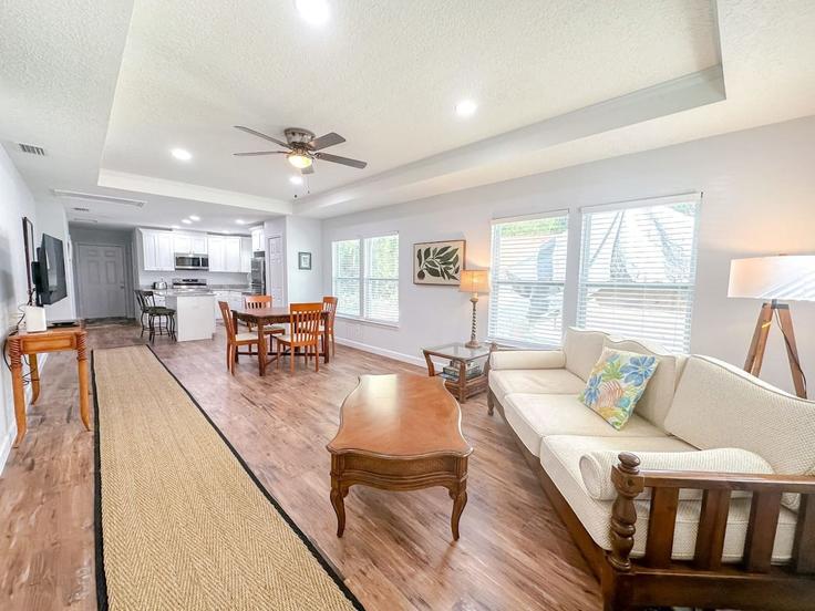 Gainesville, Gainesville에 위치한 Building Southeast 7th Avenue - staygainesvillefl - 1359094 아파트의 세련된 인테리어가 돋보이는 거실 Gainesville, Gainesville에 위치한 Building Southeast 7th Avenue - staygainesvillefl - 1359094 아파트의 세련된 인테리어가 돋보이는 거실