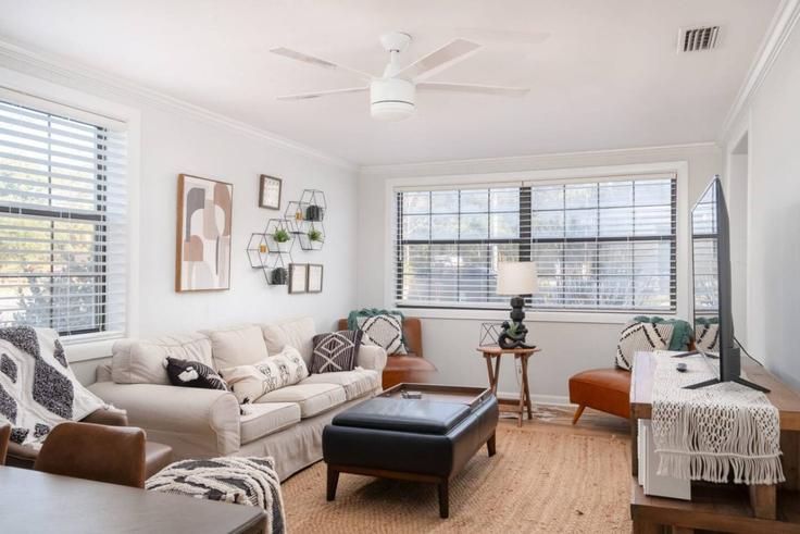 Elegant gestaltetes Wohnzimmer mit moderner Einrichtung in einer Wohnung im Building High Springs Main Street - staygainesvillefl - 1359107 in High Springs, High Springs