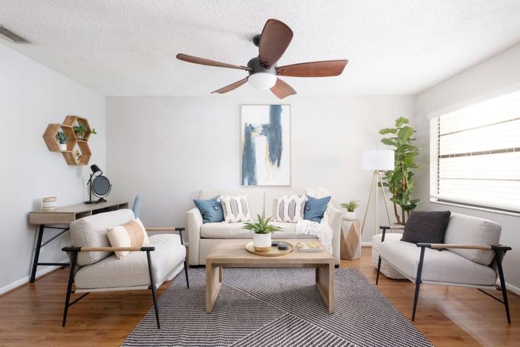 Gainesville, Gainesville에 위치한 Building Northwest 21st Drive - staygainesvillefl - 1359110 아파트의 세련된 인테리어가 돋보이는 거실