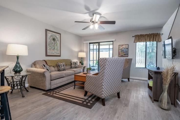 Gainesville, Gainesville에 위치한 Building Southwest 43rd Street - staygainesvillefl - 1359113 아파트의 세련된 인테리어가 돋보이는 거실