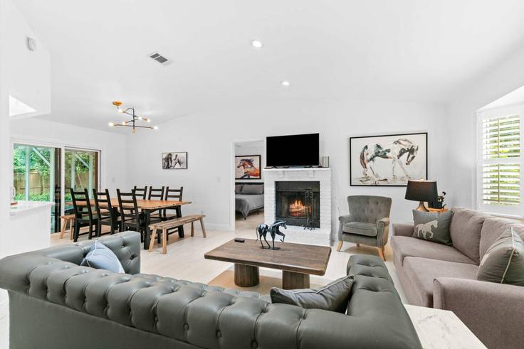 Gainesville, Gainesville에 위치한 Building Northwest 42nd Avenue - staygainesvillefl - 1359116 아파트의 세련된 인테리어가 돋보이는 거실 Gainesville, Gainesville에 위치한 Building Northwest 42nd Avenue - staygainesvillefl - 1359116 아파트의 세련된 인테리어가 돋보이는 거실