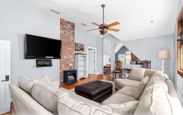 Gainesville, Gainesville에 위치한 Building Southeast 7th Street - staygainesvillefl - 1359119 아파트의 세련된 인테리어가 돋보이는 거실