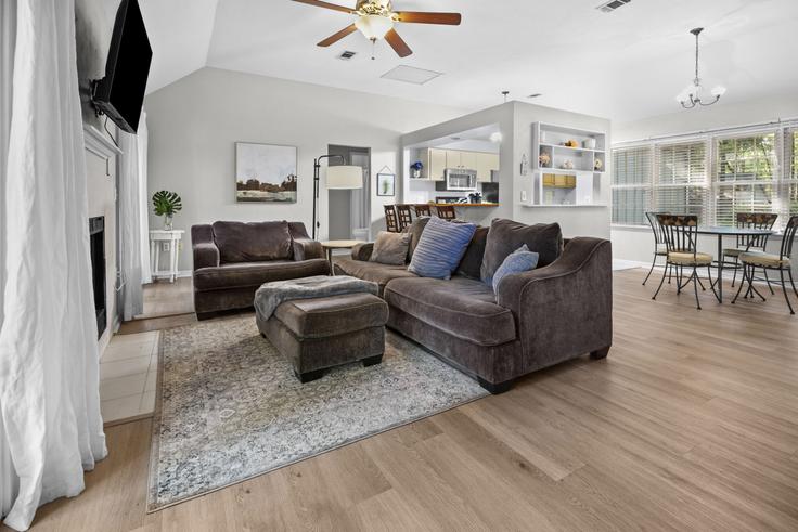 Salle de séjour élégante avec mobilier moderne dans un appartement à Building Southwest 46 Road - staygainesvillefl - 1359121 à Gainesville, Gainesville