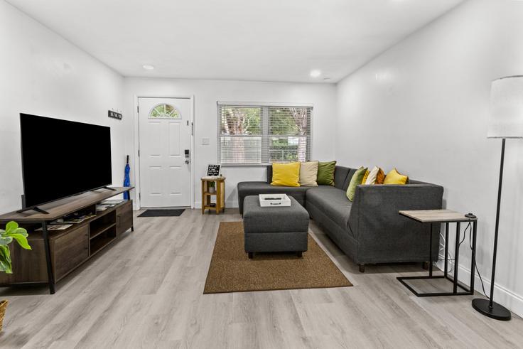 Gainesville, Gainesville에 위치한 Building Northwest 10th Street - staygainesvillefl - 1359128 아파트의 세련된 인테리어가 돋보이는 거실 Gainesville, Gainesville에 위치한 Building Northwest 10th Street - staygainesvillefl - 1359128 아파트의 세련된 인테리어가 돋보이는 거실