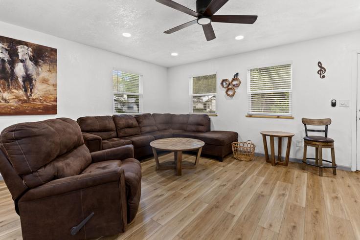 Salle de séjour élégante avec mobilier moderne dans un appartement à Building Northwest 44th Place - staygainesvillefl - 1359125 à Gainesville, Gainesville