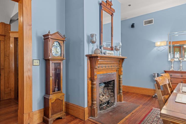 Gainesville, Gainesville에 위치한 Building Southeast 7th Street - staygainesvillefl - 1359129 아파트의 세련된 인테리어가 돋보이는 거실