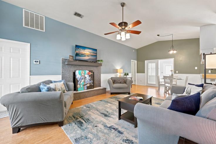 Elegant gestaltetes Wohnzimmer mit moderner Einrichtung in einer Wohnung im Building 7308 NW 21 Way - staygainesvillefl - 1621557 in Gainesville, Gainesville Elegant gestaltetes Wohnzimmer mit moderner Einrichtung in einer Wohnung im Building 7308 NW 21 Way - staygainesvillefl - 1621557 in Gainesville, Gainesville