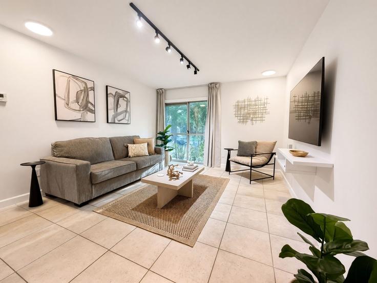 Gainesville, Gainesville에 위치한 Building 1700 SW 16th Court - staygainesvillefl - 1622247 유닛의 세련된 인테리어가 돋보이는 거실 Gainesville, Gainesville에 위치한 Building 1700 SW 16th Court - staygainesvillefl - 1622247 유닛의 세련된 인테리어가 돋보이는 거실