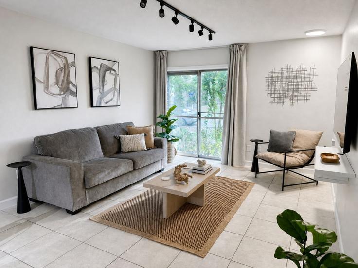 Salle de séjour élégante avec mobilier moderne dans un appartement à Building 1700 SW 16th Court - staygainesvillefl - 1622247 à Gainesville, Gainesville Salle de séjour élégante avec mobilier moderne dans un appartement à Building 1700 SW 16th Court - staygainesvillefl - 1622247 à Gainesville, Gainesville
