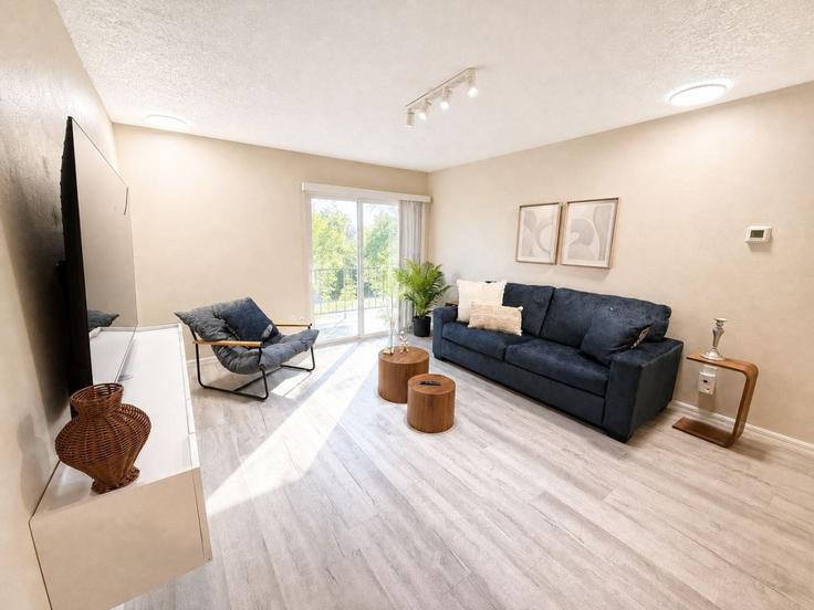 Gainesville, Gainesville에 위치한 Building Southwest 16th Court - staygainesvillefl - 1628118 유닛의 세련된 인테리어가 돋보이는 거실 Gainesville, Gainesville에 위치한 Building Southwest 16th Court - staygainesvillefl - 1628118 유닛의 세련된 인테리어가 돋보이는 거실