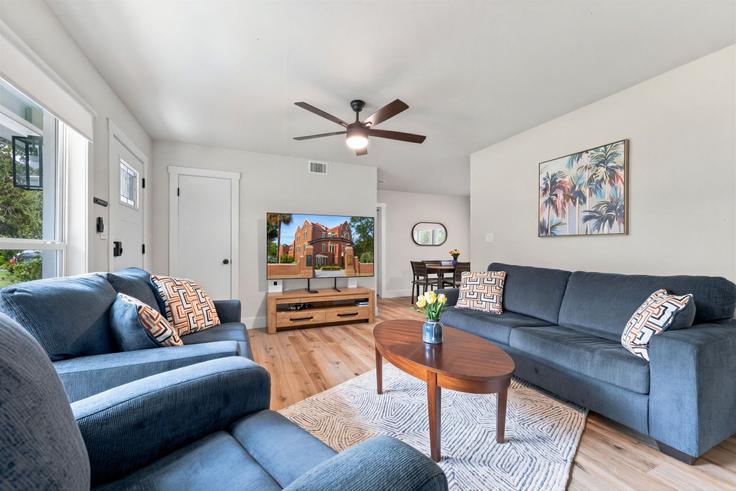Gainesville GainesvilleのBuilding Northwest 35th Terrace - staygainesvillefl - 1634676のアパートメントにある、モダンな家具を備えたエレガントなデザインのリビングルーム Gainesville GainesvilleのBuilding Northwest 35th Terrace - staygainesvillefl - 1634676のアパートメントにある、モダンな家具を備えたエレガントなデザインのリビングルーム