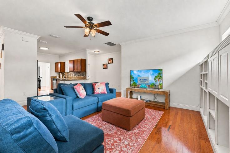Gainesville, Gainesville에 위치한 Building Southwest 87th Terrace - staygainesvillefl - 1648012 유닛의 세련된 인테리어가 돋보이는 거실 Gainesville, Gainesville에 위치한 Building Southwest 87th Terrace - staygainesvillefl - 1648012 유닛의 세련된 인테리어가 돋보이는 거실