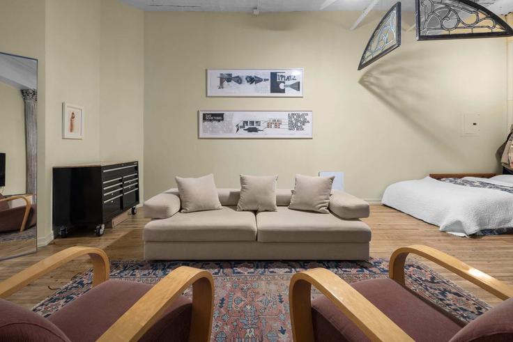 Building Bond Street - stayhausguesty - 1541434 adresindeki bir dairede modern mobilyalarla zarif bir şekilde tasarlanmış oturma odası Manhattan, New York