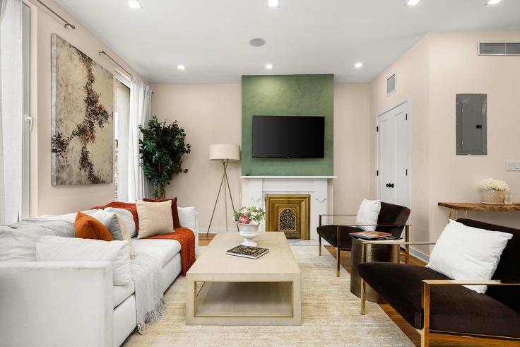 Brooklyn, New York에 위치한 Building Lafayette Avenue - stayhausguesty - 1256828 - NYC 유닛의 세련된 인테리어가 돋보이는 거실