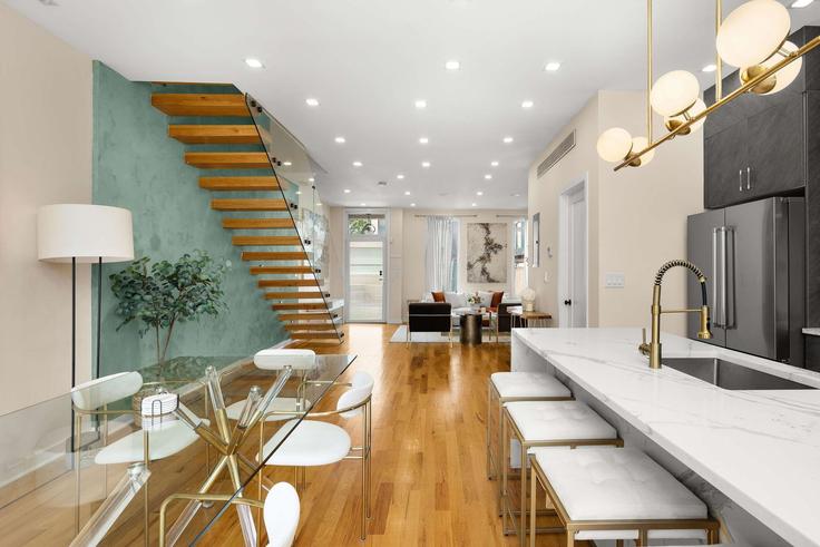 Elegant gestaltetes Wohnzimmer mit moderner Einrichtung in einer Wohnung im Building Lafayette Avenue - stayhausguesty - 1256828 - NYC in Brooklyn, New York Elegant gestaltetes Wohnzimmer mit moderner Einrichtung in einer Wohnung im Building Lafayette Avenue - stayhausguesty - 1256828 - NYC in Brooklyn, New York