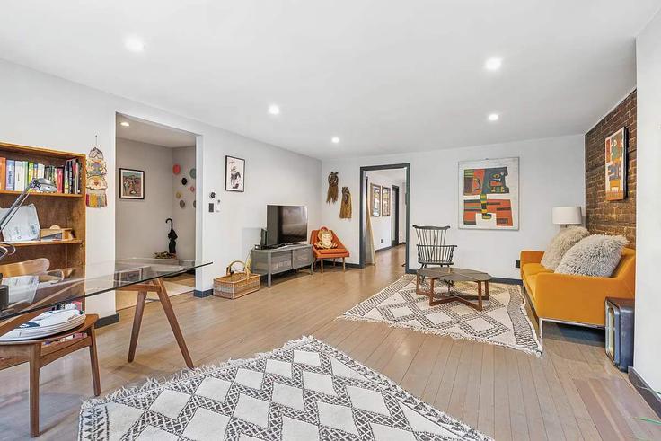 Manhattan, New York에 위치한 Building East 129th Street - stayhausguesty - 1330812 아파트의 세련된 인테리어가 돋보이는 거실 Manhattan, New York에 위치한 Building East 129th Street - stayhausguesty - 1330812 아파트의 세련된 인테리어가 돋보이는 거실